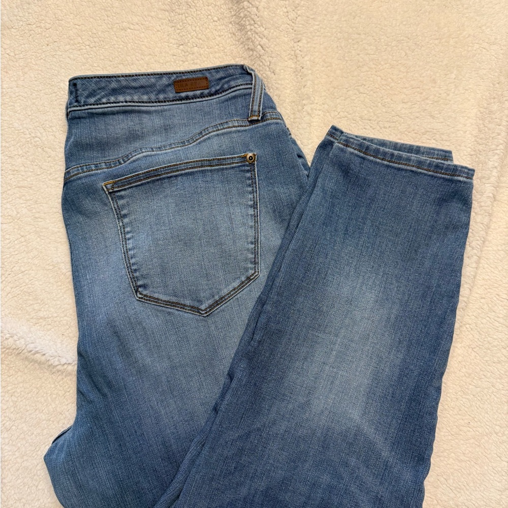 LILA RYAN Mid-Wash Ankle Jeans